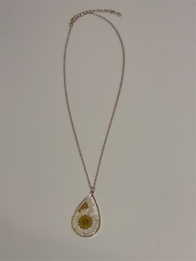 Gold Daisy Resin Pendant Necklace | Pressed Flower Teardrop